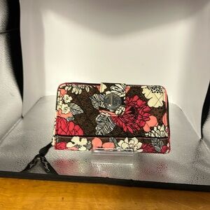 New without tags absolutely gorgeous Vera Bradley billfold. Beautiful Buy.
